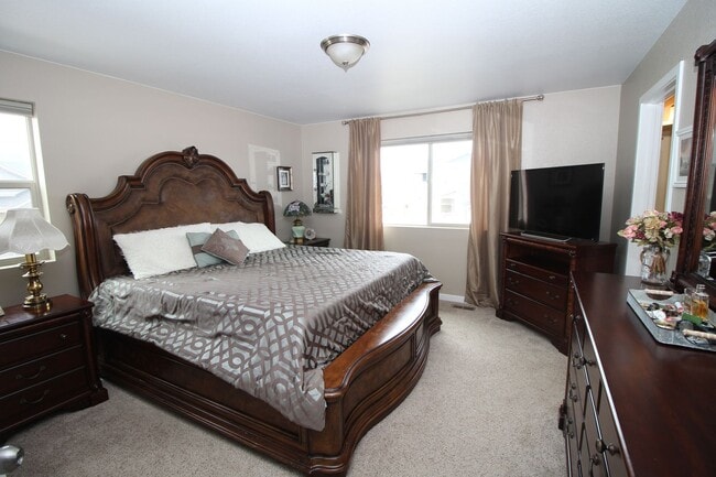 Building Photo - Amazing 4bdrm home in Forest Lakes