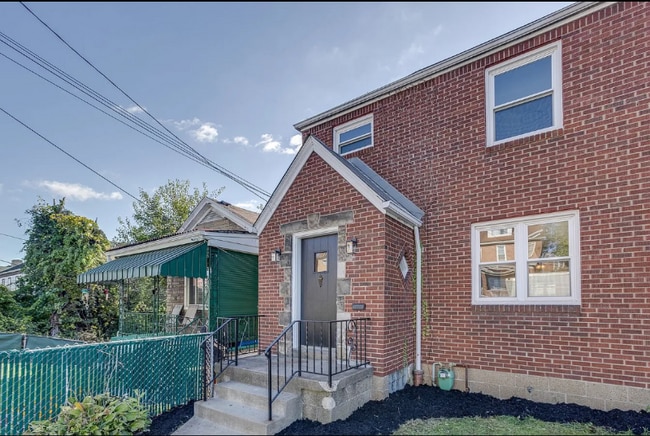 Building Photo - 352-352 W 12th Ave