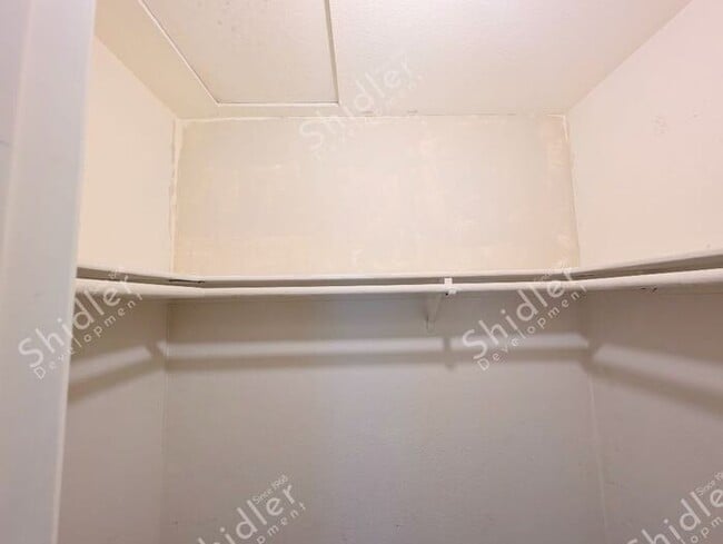 Building Photo - 2 Bed 1 Bath No one Above You
