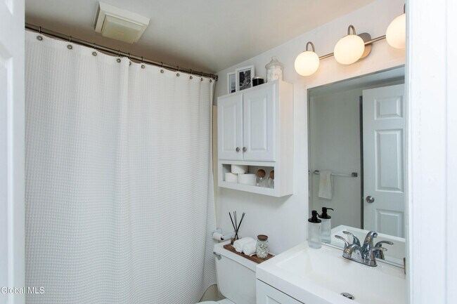 Building Photo - 590 N Broadway