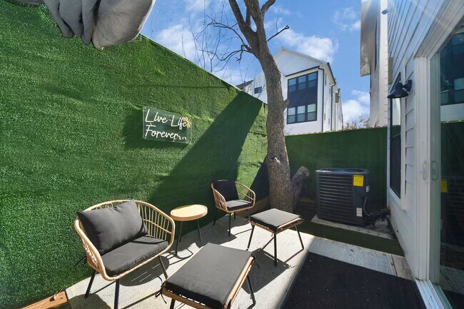 Building Photo - 6747 Peerless St