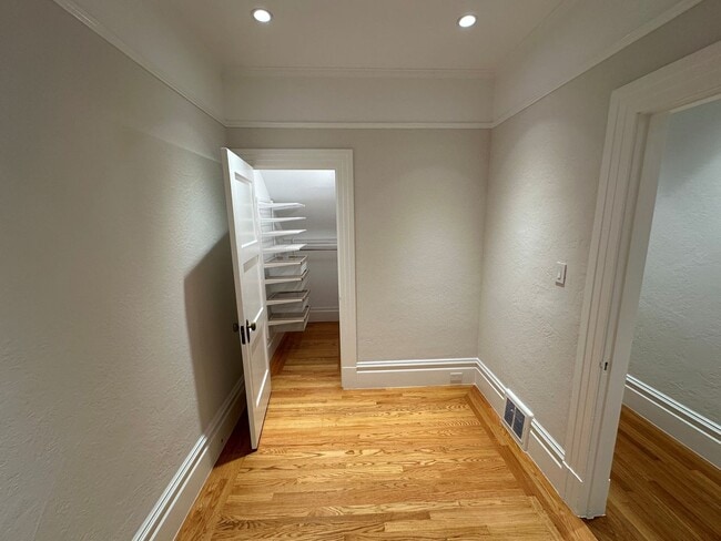 Building Photo - 219 Lake St