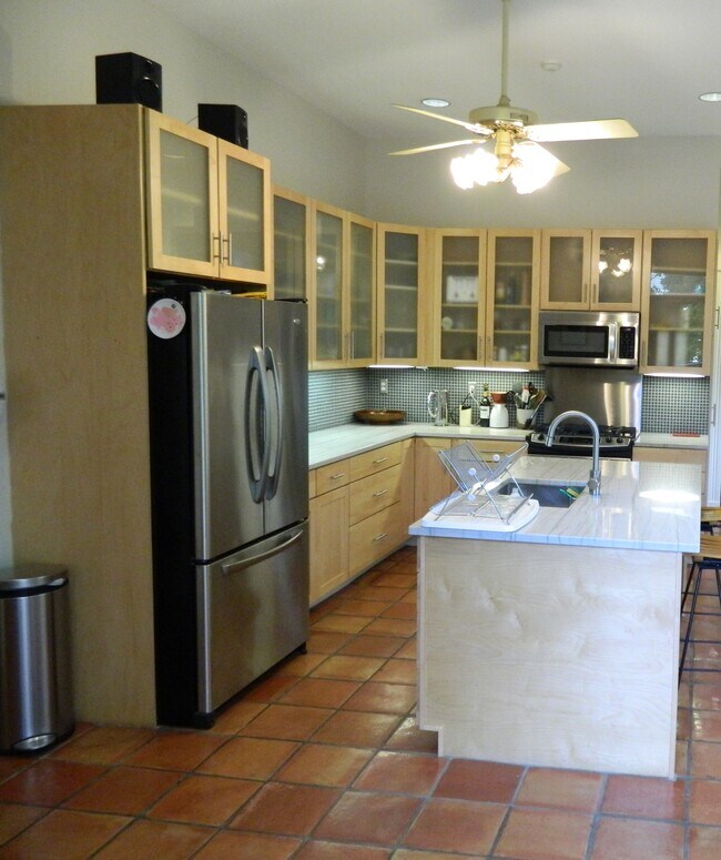 Building Photo - 6021 Coliseum St