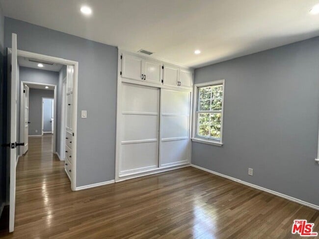 Building Photo - 7330 W 89th St