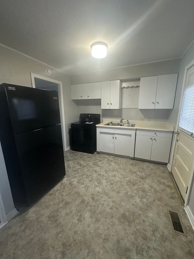 Building Photo - 2 Bedroom, 1 Bathroom House with Detached ...