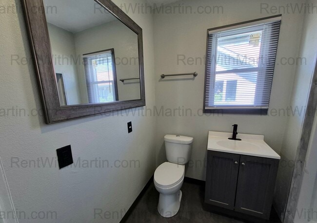 Building Photo - FOR RENT- Beautifully Updated Home Near Golf Course on 4th! Pets ok!!