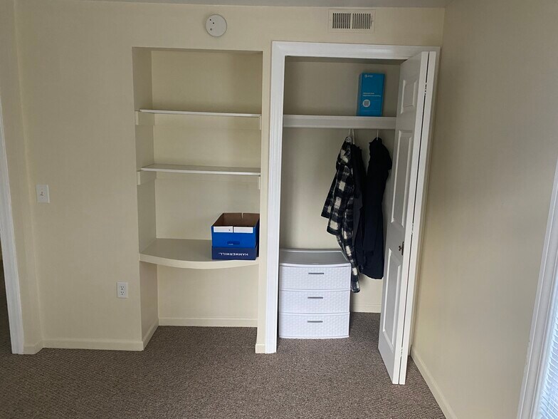 Bedroom 2 closet/desk - 315 N Mill St