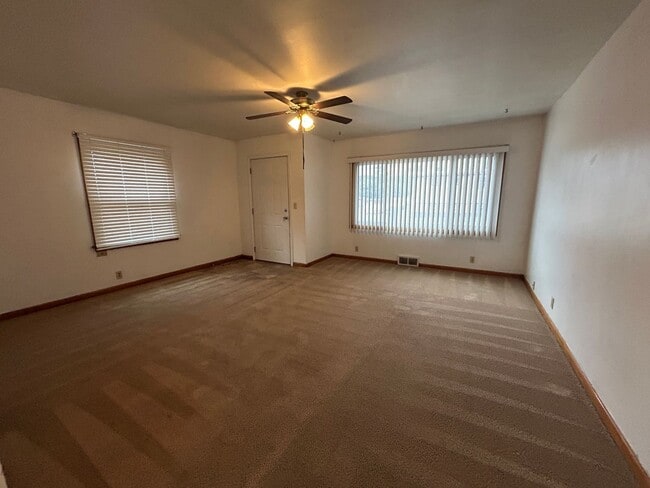 Building Photo - Lovely 2 bedroom Upstairs of a Duplex for Rent