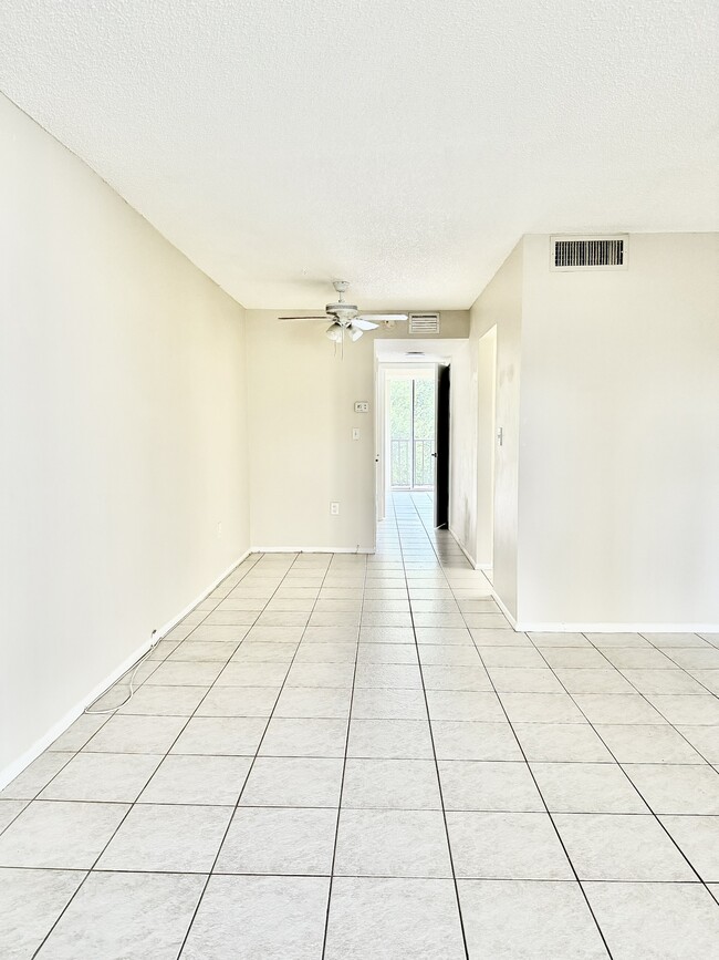 Building Photo - 2699 Seville Blvd