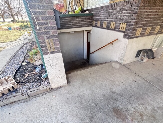 Building Photo - 132 S 200 E