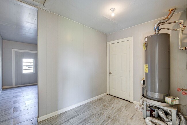 Building Photo - 131 Lakewood Dr