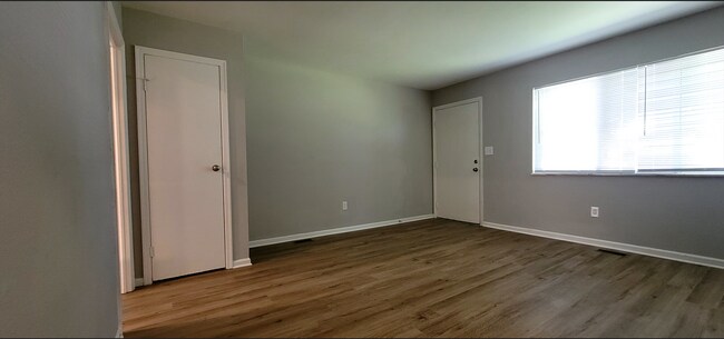 Building Photo - 3030-3032 Creekview Circle