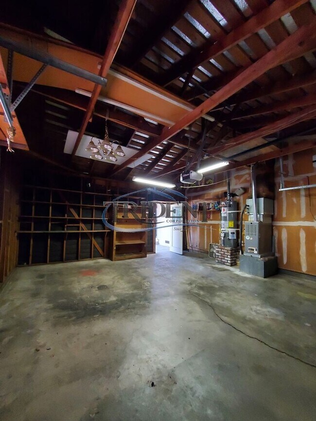 Building Photo - (2526m) 231 E. 18th St/ 1806 Sampson