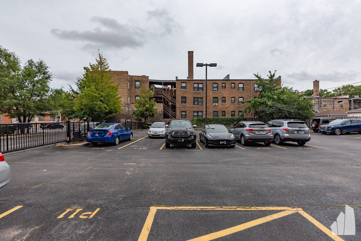 Building Photo - 4131 W Belmont Ave