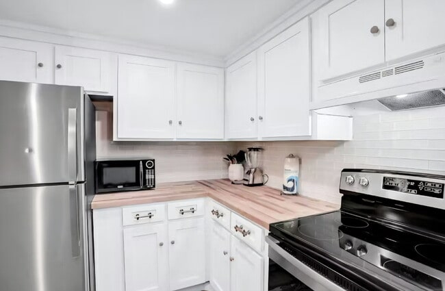 Building Photo - 9 Tarragona Ct