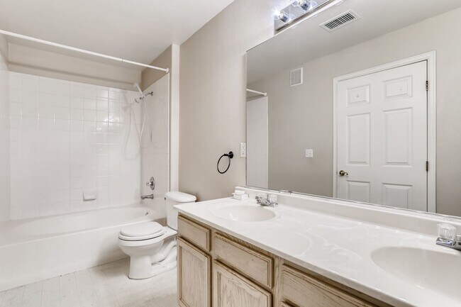 Building Photo - SW Littleton 3BR / 2BA Ground-Level Condo with Park Views!