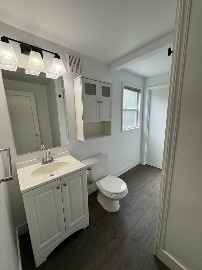 Building Photo - Spacious Two Story (2BR/1BA) Home with Lar...
