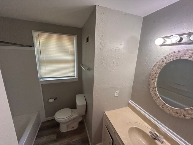 Building Photo - 4503 Lakeview Dr NW