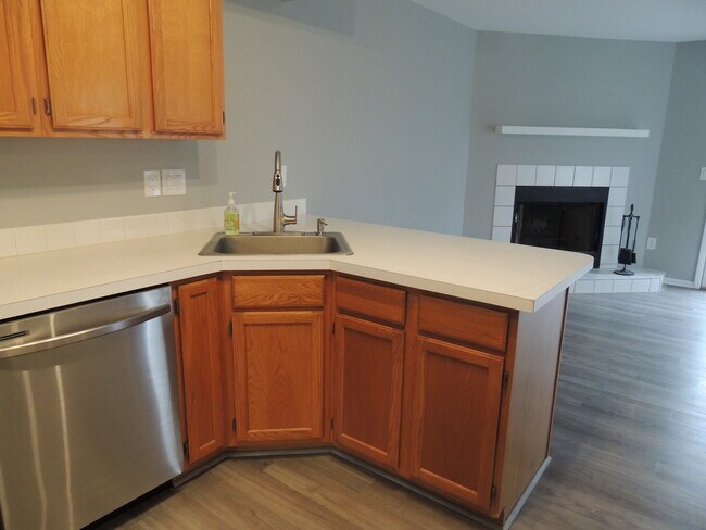 Building Photo - 404 Pinebrooke Cir