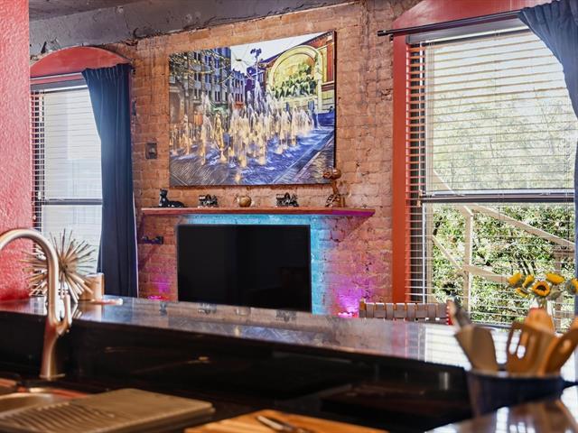 Building Photo - 910 Houston St