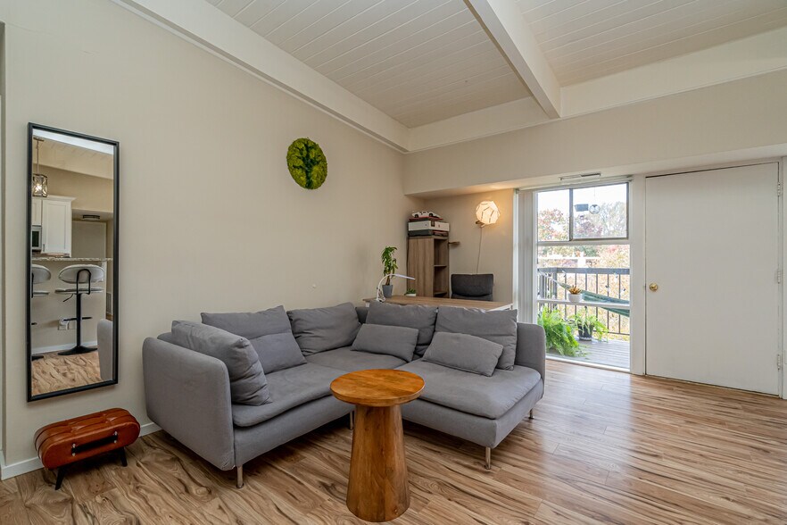 Building Photo - 4965 Americana Dr