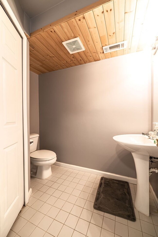 Building Photo - $1975 - Beautiful 2 Bedroom Condo with 2 bathrooms