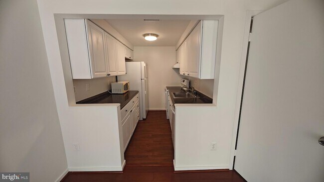 Building Photo - 9813 Hellingly Pl