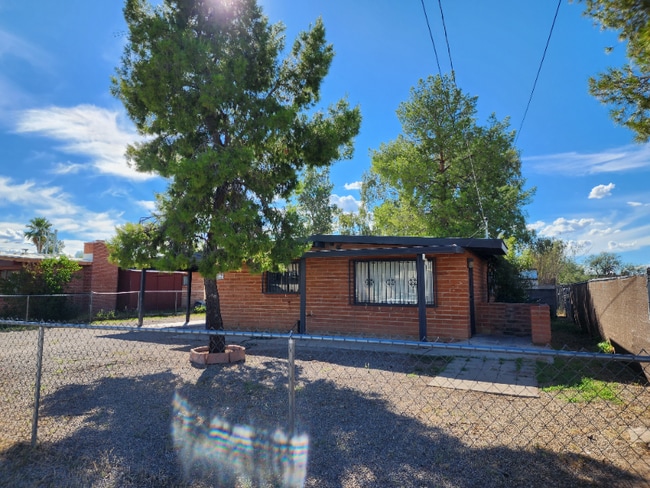 Building Photo - 1635 N Arcadia Ave