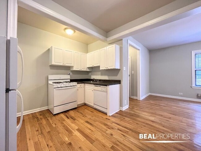 Building Photo - 1 bedroom in CHICAGO IL 60613
