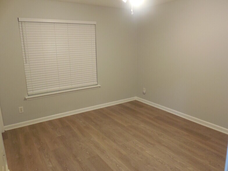 Building Photo - 305 Chadwyck Cir