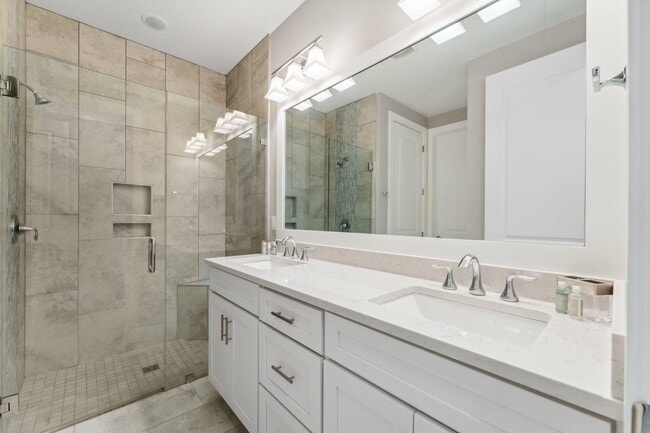 Building Photo - 712 Landing Cir