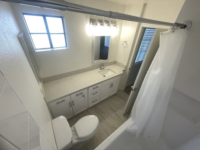 Building Photo - 2215 K Ave