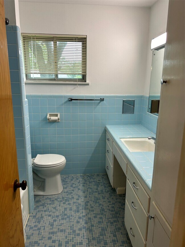 Building Photo - 1902 Gillette St