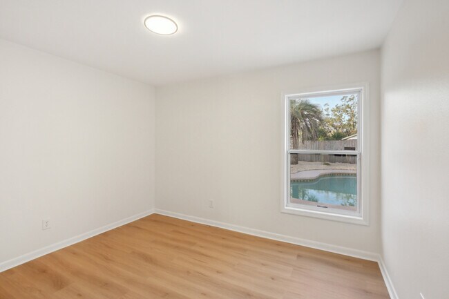 Building Photo - 3911 King Dr