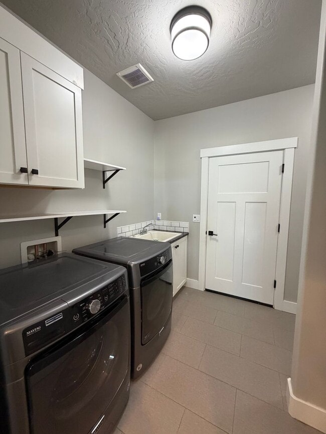 Building Photo - Gorgeous Craftsman Home- 5 bed, 3 Full Bath- Includes Landscaping!