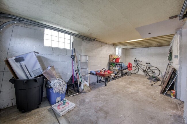 Building Photo - 261 Catalpa Pl