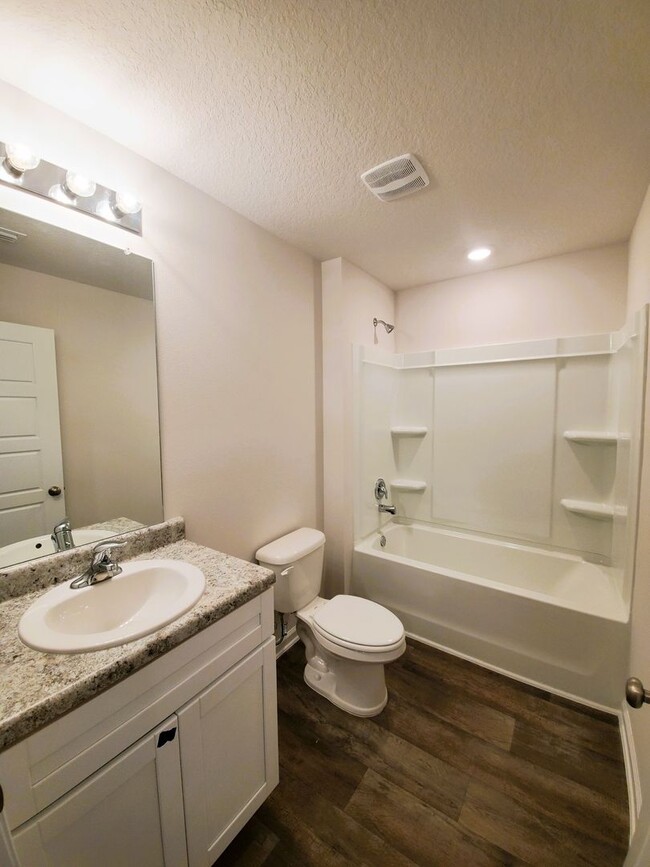 Building Photo - Gorgeous and Spacious 4 Bedroom, 2 Bath Op...