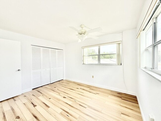 Building Photo - 445 32nd Ave N