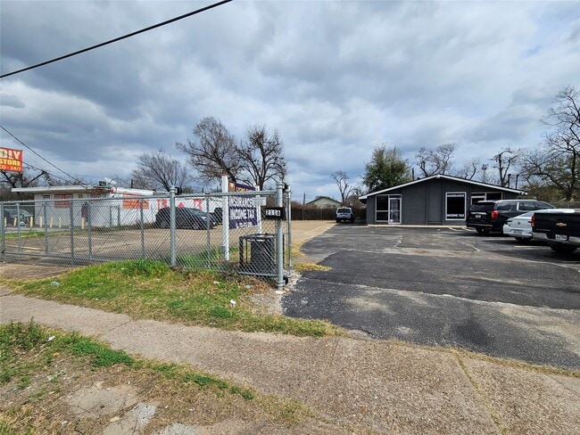 Building Photo - 2116 Lockwood Dr