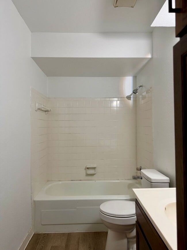 Building Photo - Beautiful Fully Remodeled 2 bedroom Townhome