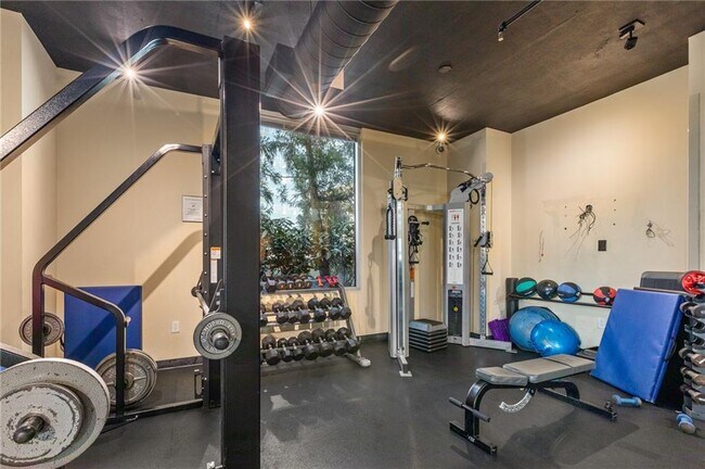 Building Photo - 3324 Peachtree Rd NE