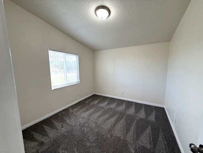 Building Photo - Cute double wide in Pleasant Valley