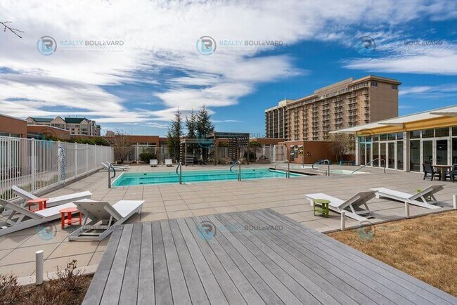Building Photo - Modern 1 Bedroom 1 Bath Luxury Condo at Th...