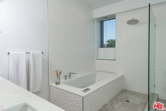 Building Photo - 1040 N Spaulding Ave