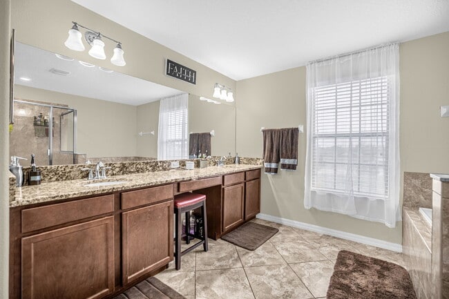 Building Photo - "Discover Spacious Elegance: 5-Bed, 3-Bath...