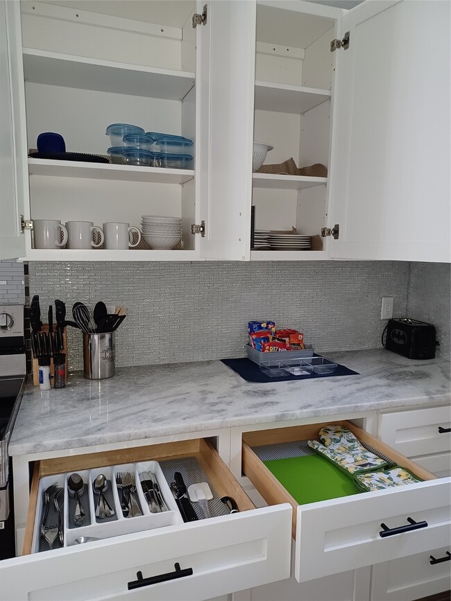 Building Photo - 5815 Schevers St