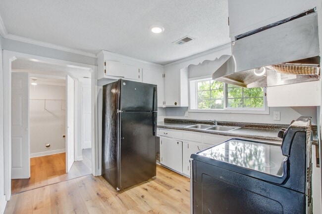 Building Photo - Modern Prime Location Near Park Circle