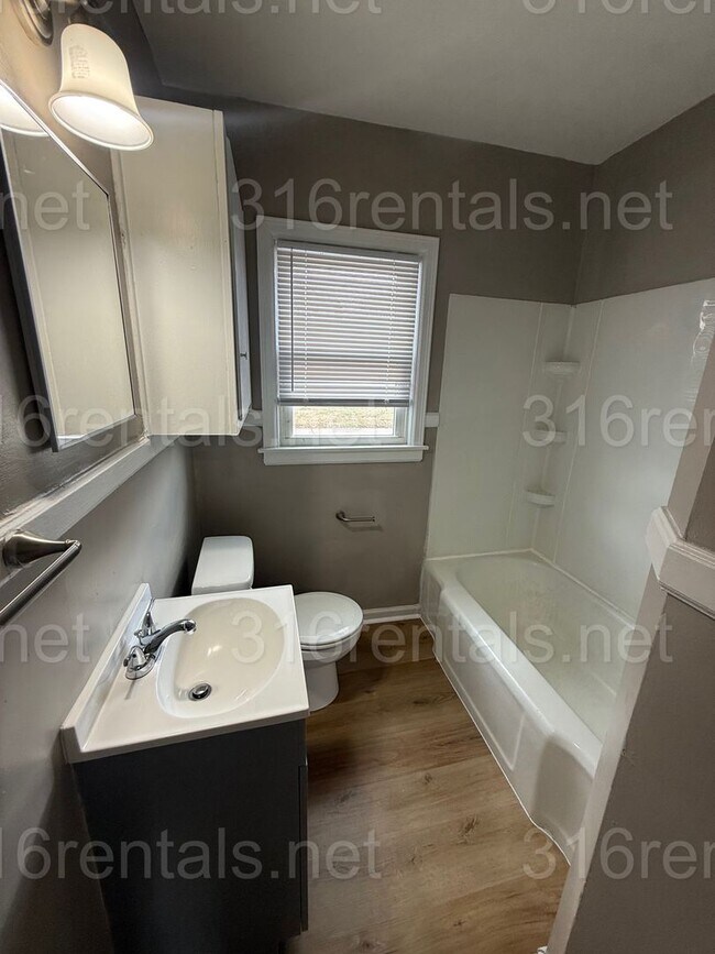 Building Photo - $525 - 1 bedroom / 1 bathroom - duplex