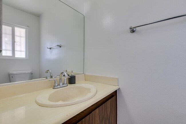 Building Photo - Double Primary Townhome with Spacious Backyard in 89115!
