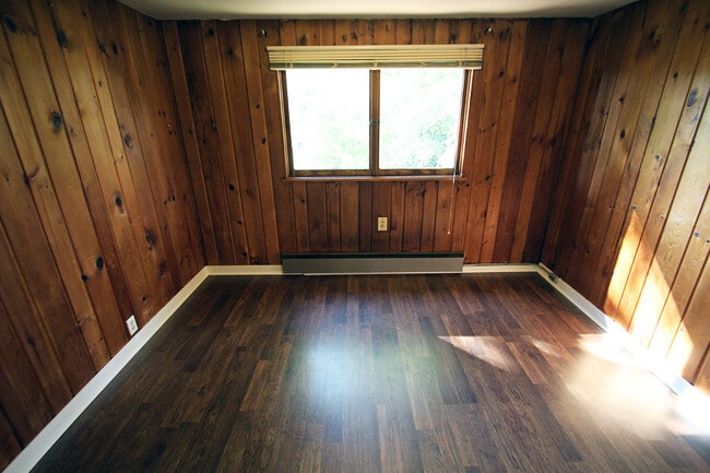 Building Photo - SPACIOUS, UPDATED 7 BEDROOM, 3 BATH, 2 KITCHENS, YARD & DEN BY UW!